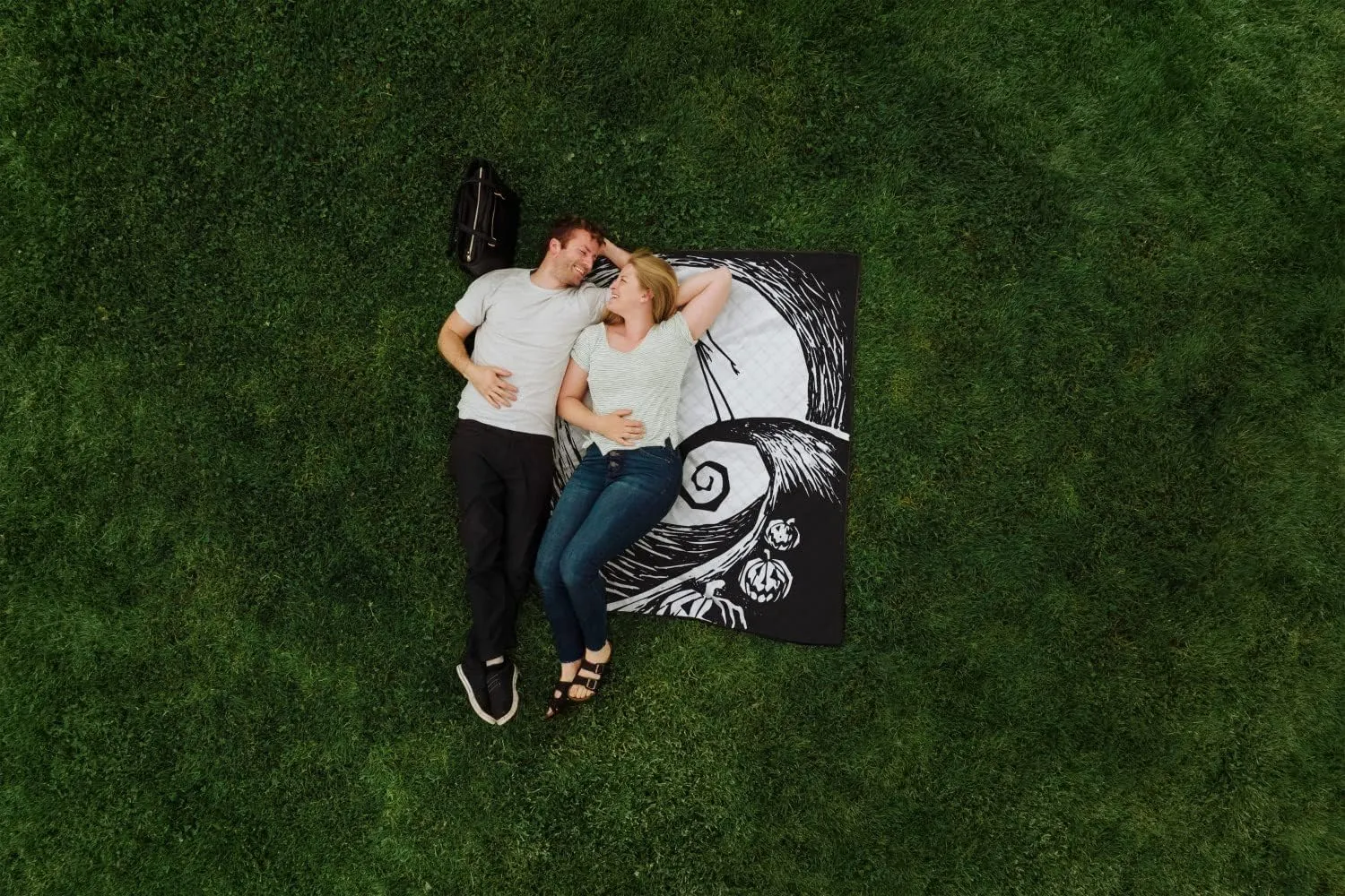 Picnic TIME Disney Nightmare Before Christmas Jack Impresa Picnic Blanket, Lightweight Beach Blanket, Machine Washable, (Black and White)