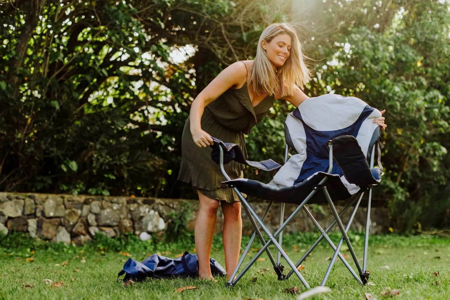 PICNIC TIME NCAA Razorbacks Reclining Camp Chair - Beach Chair for Adults - Sports Chair with Carry Bag