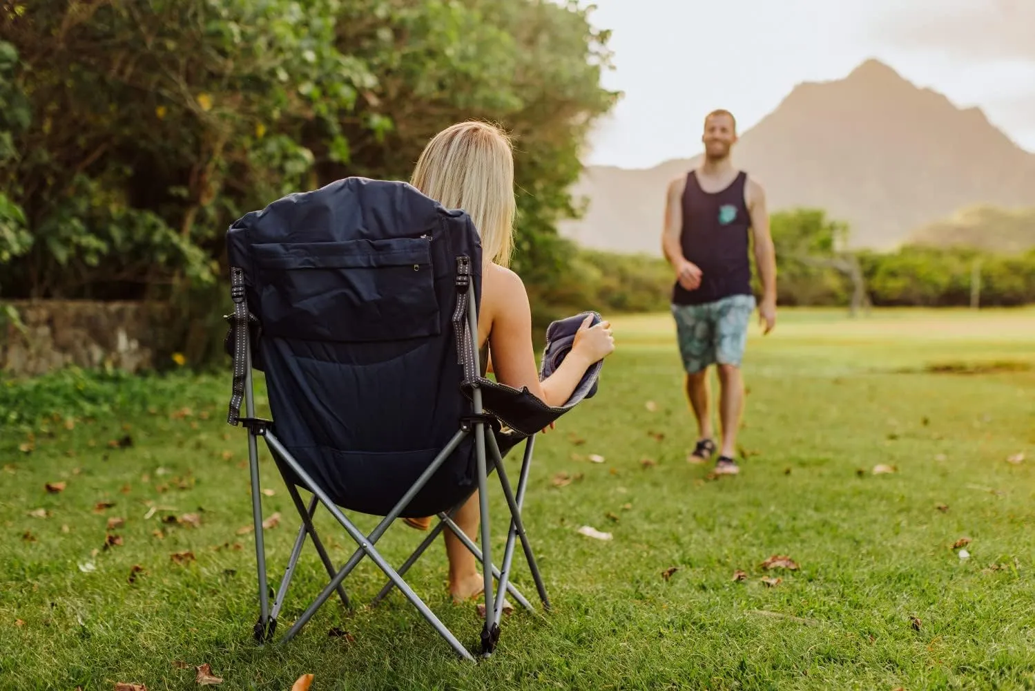 PICNIC TIME NCAA Razorbacks Reclining Camp Chair - Beach Chair for Adults - Sports Chair with Carry Bag