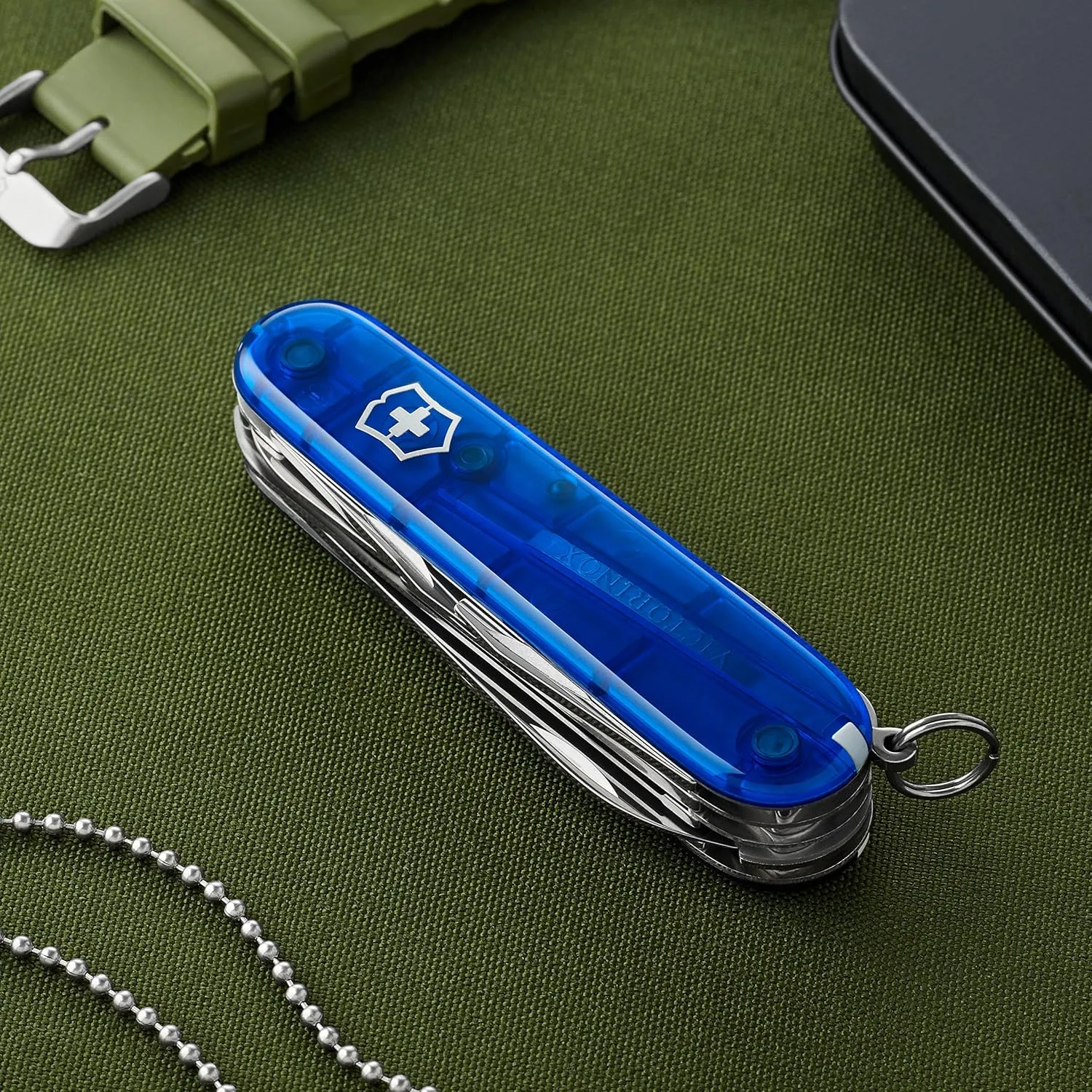 Victorinox Huntsman Swiss Army Knife, 15 Functions, Swiss Made Pocket Knife with Large Blade, Screwdriver, Scissors and Wood Saw - Sapphire