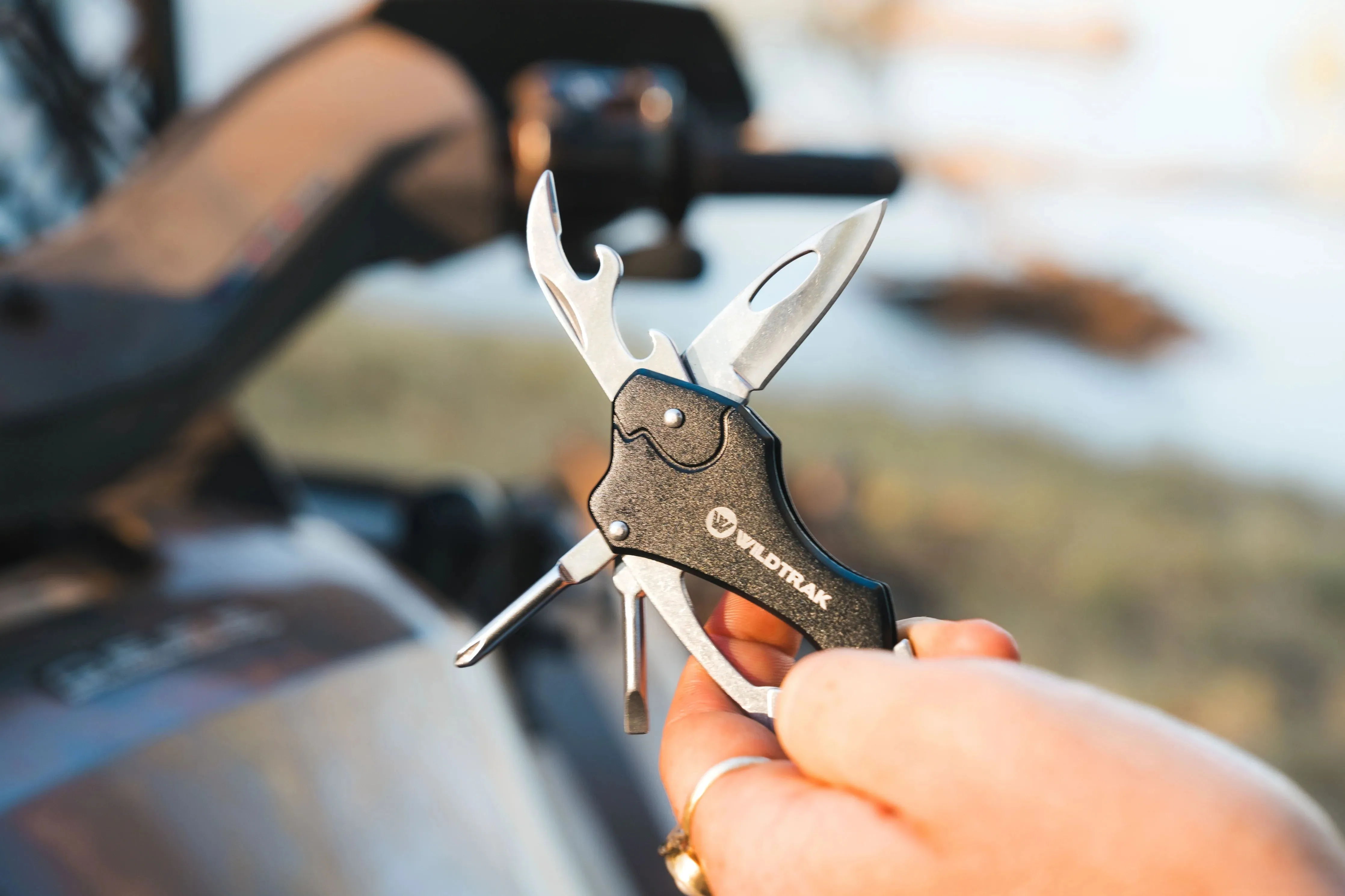 WILDTRAK 6 in 1 Multi Tool Keyring with Army Knife - CA0157